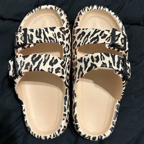 Cloud Slide Sandal, Adjustable House Shoe in Leopard, Size 6 - Picture 5 of 7